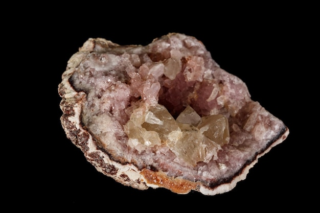 Makro-Mineralstein Rosa Amethyst auf schwarzem Hintergrund