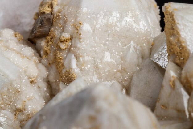 Makro-Mineralstein Schneequarz mit Kalzit auf schwarzem Hintergrund