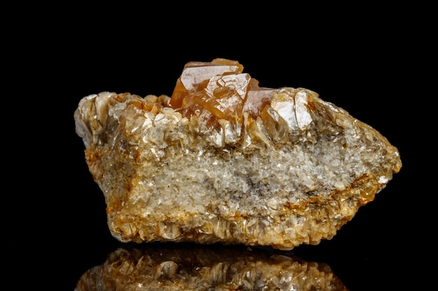 Makro-Mineralstein Sheelit auf schwarzem Hintergrund