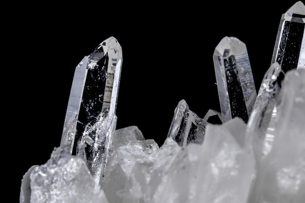 Makro Mineralstein Strass in Kristallen auf schwarzem Hintergrund