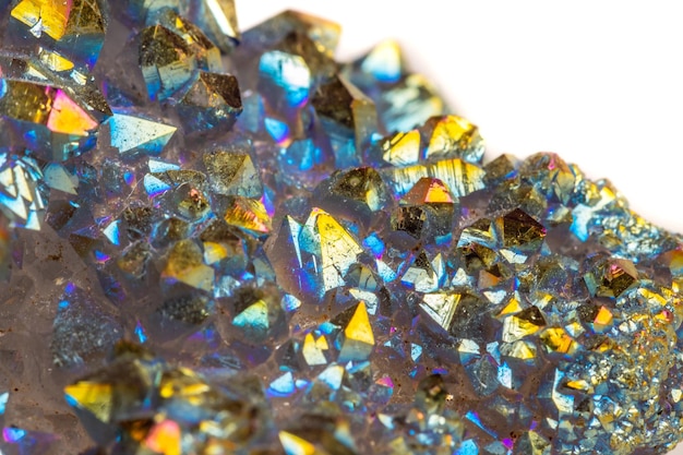 Makro-Mineralstein Titanium Quartz Flame Aura Quarz auf weißem Hintergrund