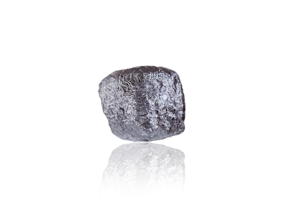Makro-Mineralstein, unpolierter Diamant auf weißem Hintergrund, isoliert auf durchsichtigem Hintergrund