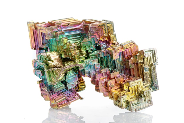 Makro-Mineralstein Wismut auf weißem Hintergrund