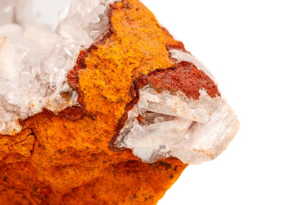 Makro-Mineralsteinkristalle Hemimorphite-Felsen auf weißem Hintergrund