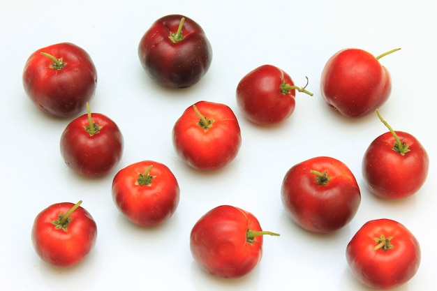 Makro, Nahaufnahme der frischen organischen Acerola-Gruppe, lokalisiert auf weißem Hintergrund