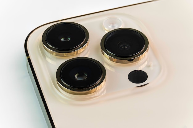 Makro-Nahaufnahme des iPhone 14 Pro Gold isoliert auf weißem Hintergrund 3 Kameras mit selektivem Fokus-Makro