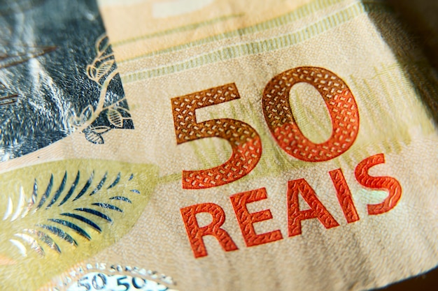 Makro Nahaufnahme einer 50-Reais-Banknote. Brasilianisches Geld namens Real.