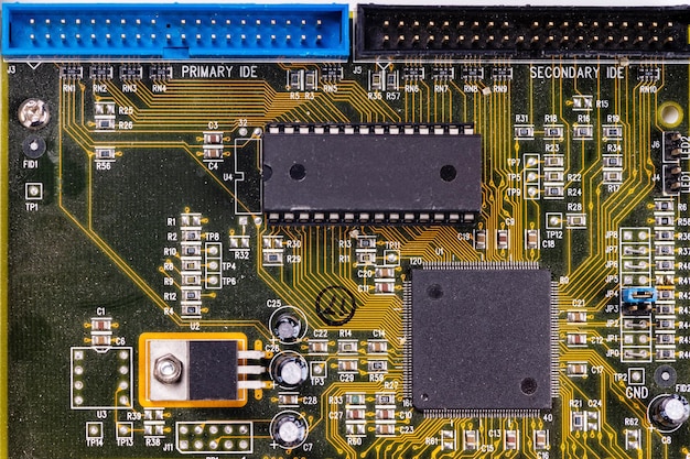 Makro-Nahaufnahme eines Mikrochips auf der Hauptplatine eines Computers mit Komponenten
