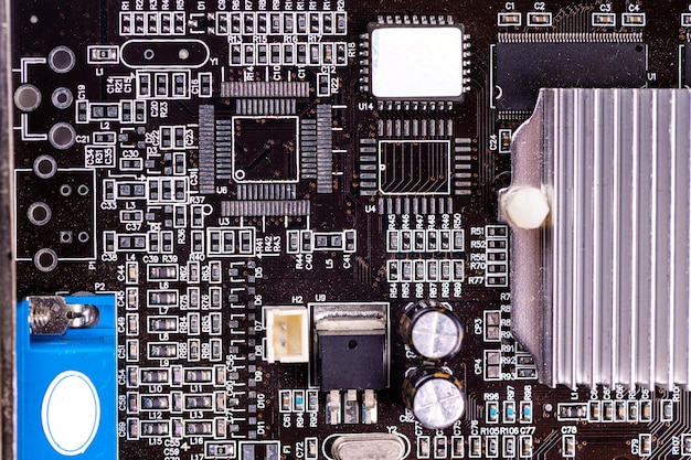 Makro-Nahaufnahme eines Mikrochips auf einer schwarzen Leiterplatte Computervideokarte mit Komponenten