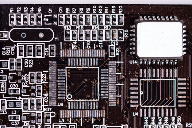 Makro-Nahaufnahme eines Mikrochips auf einer schwarzen Leiterplatte Computervideokarte mit Komponenten