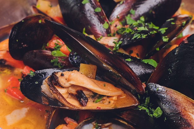 Makro-Nahaufnahme von appetitlich frischen gedämpften Muscheln.