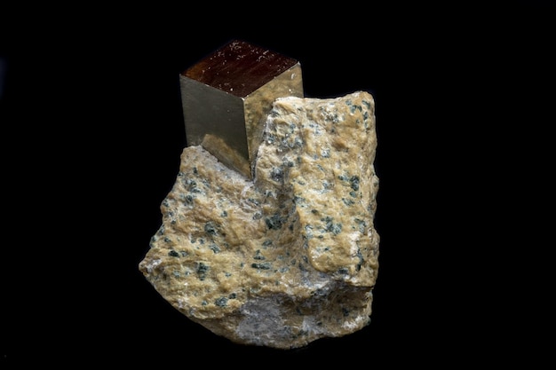 Makro-Pyrit-Mineralstein auf schwarzem Hintergrund