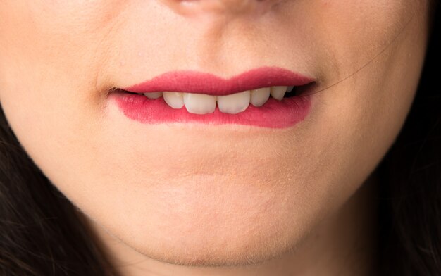 Makro - schließen Sie herauf Lippen der sexy jungen Frau