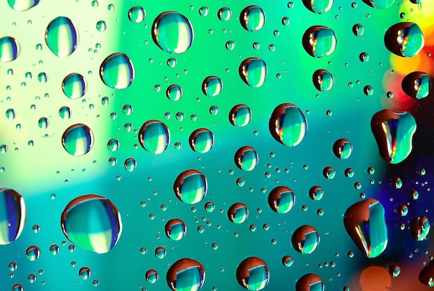 Makro von Wassertropfen auf farbigem Hintergrund