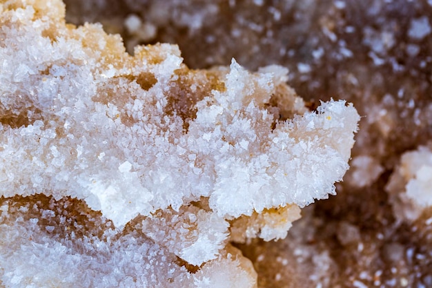 Makro von weißen Kristallen aus Stein Meersalz Verschwommener Hintergrund von Salzkristallen aus dem Toten Meer Selektiver Fokus geringe Schärfentiefe Hintergrund aus großen Salzwürfeln Kristallisiertes Meersalz