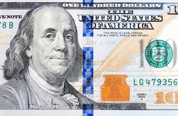 Makroaufnahme eines brandneuen Hundert-Dollar-Scheins, der das Gesicht von Benjamin Franklin zeigt