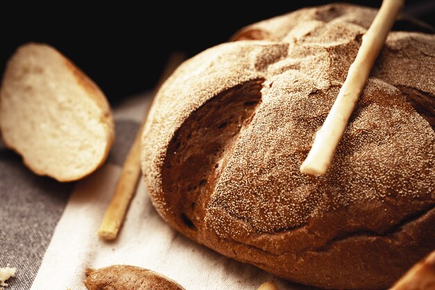 Makroaufnahme von frisch gebackenem Brotlaib