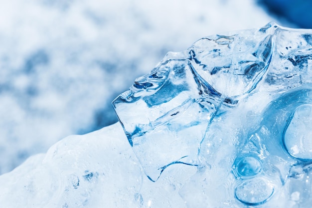 Makrobild des blauen Eises mit kleiner Schärfentiefe. Eis-Hintergrund