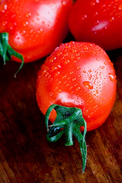 Makrobilder der Tomatennahaufnahme auf Holztisch