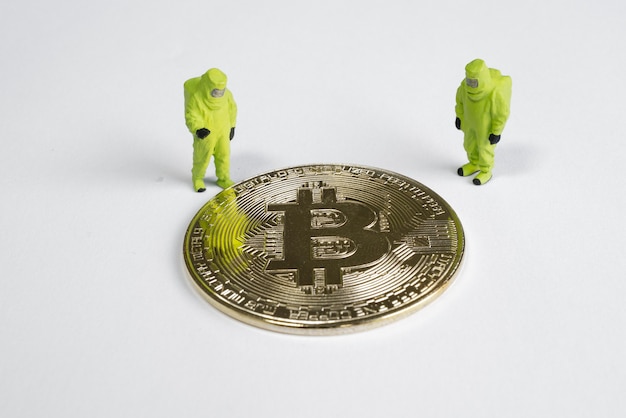 Makrofiguren, die auf Bitcoin suchen. Virtual Cryptocurrency Mining-Konzept