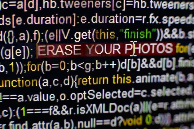 Foto makrofoto des computerbildschirms mit programmquellcode und hervorgehobener spyware-aufschrift in