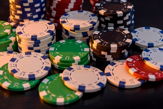 Makrofoto von Casino-Chips auf dem Tisch