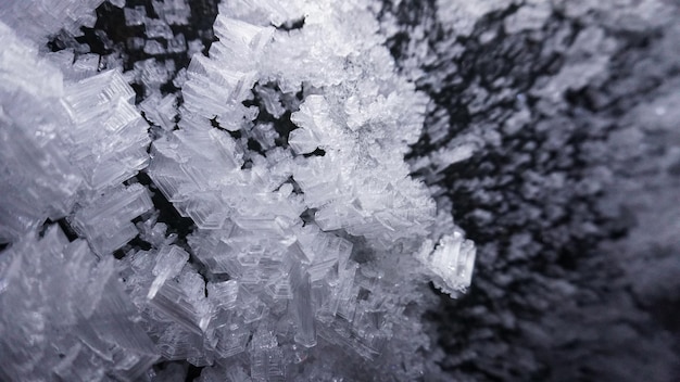 Makrofotografie von Eiswachstum in einer Höhle
