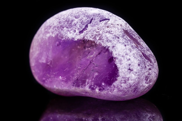 Makromineral Amethyst auf schwarzem Hintergrund