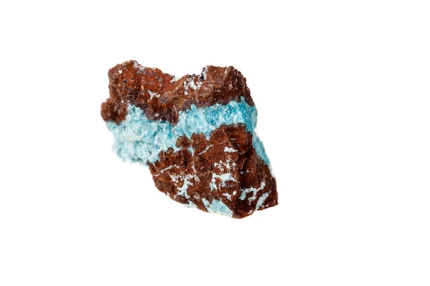 Makromineral Aurichalcit-Stein auf Mikrokline auf weißem Hintergrund