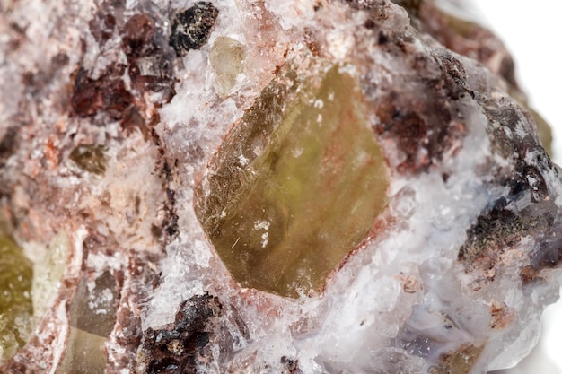 Foto makromineral stonexagoldener apatit auf weißem hintergrund