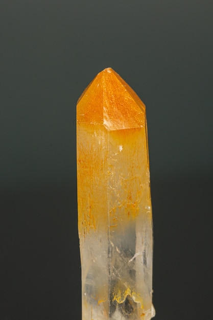 Makromineralquarzstein mit Halloysit-Mangoquarz auf schwarzem Hintergrund