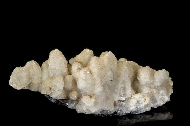 Makromineralquarzstein von zwei Geniraten auf schwarzem Hintergrund