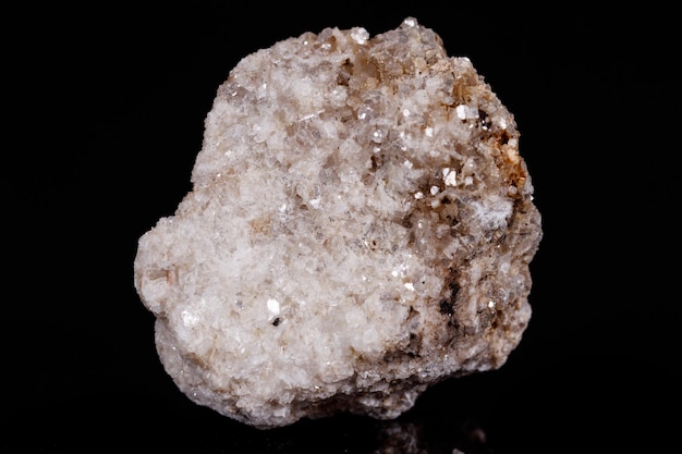 Makromineralstein Albit auf schwarzem Hintergrund