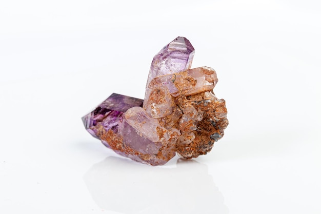 Makromineralstein Amethyst auf Rauchquarz auf weißem Hintergrund