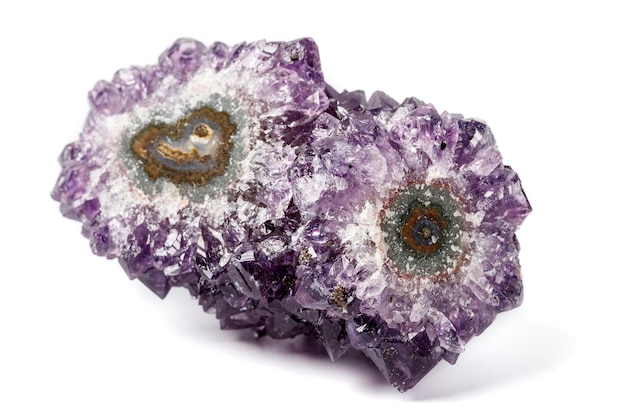 Makromineralstein Amethyst-Augenkristalle auf weißem Hintergrund