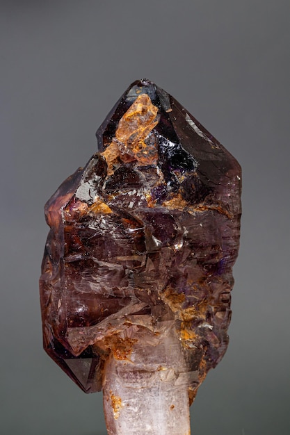 Makromineralstein Amethyst mit Rauchquarz auf schwarzem Hintergrund