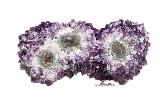 Makromineralstein Amethystauge in Form einer Eule auf weißem Hintergrund