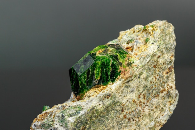 Makromineralstein Andradit auf schwarzem Hintergrund