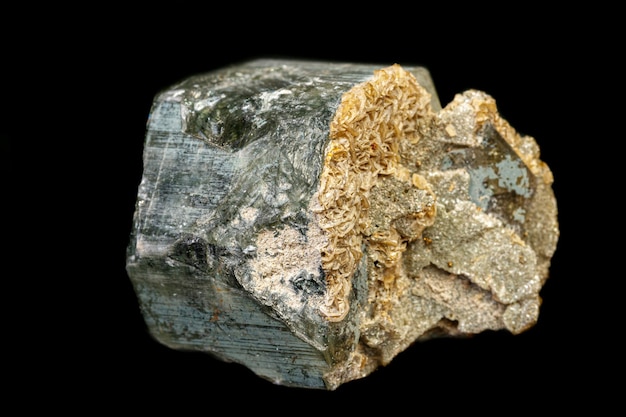 Makromineralstein Apatit auf schwarzem Hintergrund