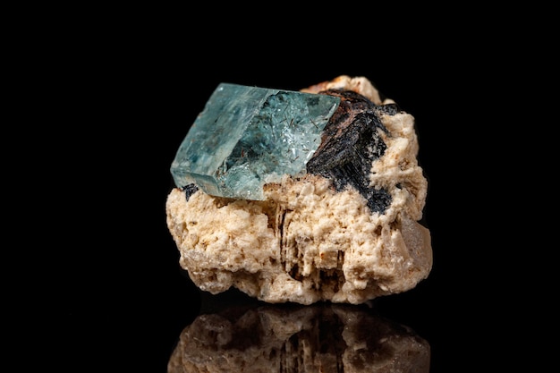 Makromineralstein Aquamarin auf schwarzem Hintergrund