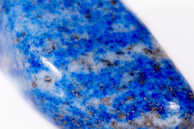 Makromineralstein blauer Lapislazuli Afghanistan auf weißem Hintergrund