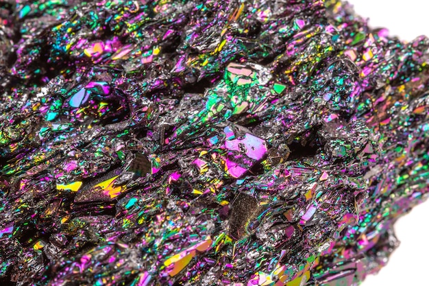 Makromineralstein Carborundum auf weißem Hintergrund