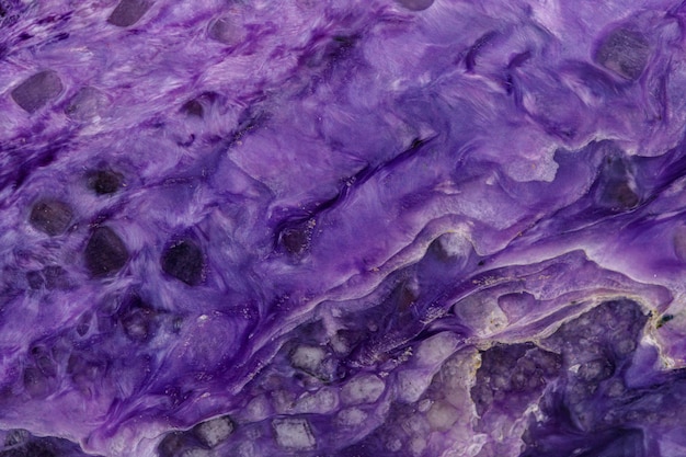 Makromineralstein Charoite auf weißem Hintergrund