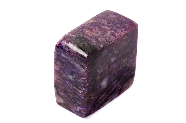 Makromineralstein Charoite auf weißem Hintergrund