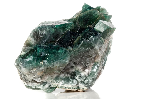 Makromineralstein Fluorit auf weißem Hintergrund