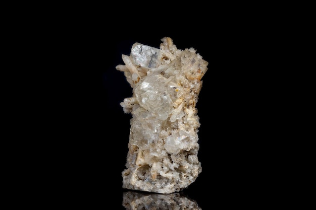 Makromineralstein Fluorit mit Quarz vor schwarzem Hintergrund