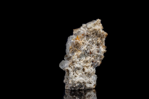Makromineralstein Fluorit mit Quarz vor schwarzem Hintergrund