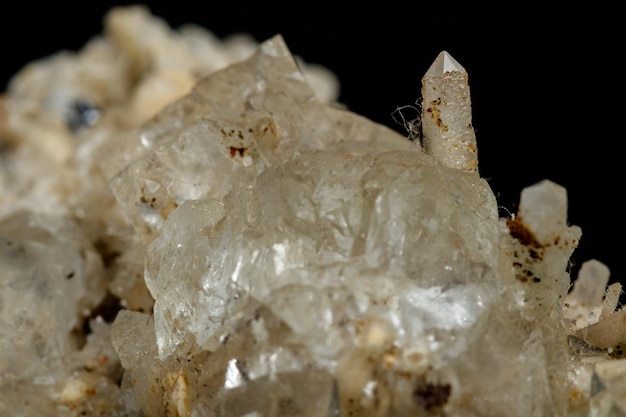 Makromineralstein Fluorit mit Quarz vor schwarzem Hintergrund