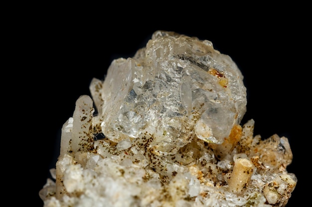 Makromineralstein Fluorit mit Quarz vor schwarzem Hintergrund