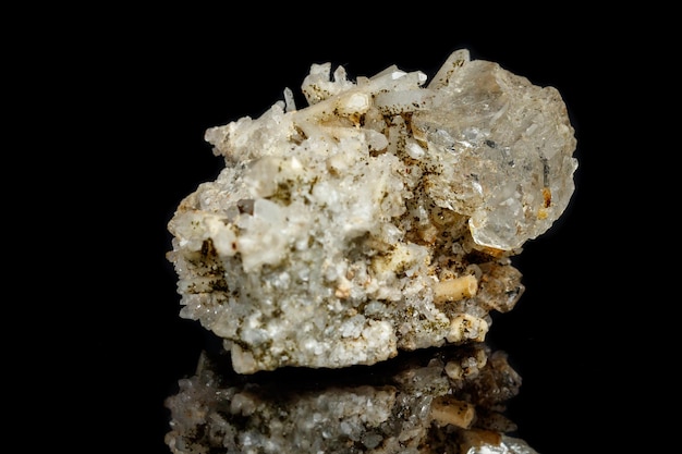Makromineralstein Fluorit mit Quarz vor schwarzem Hintergrund